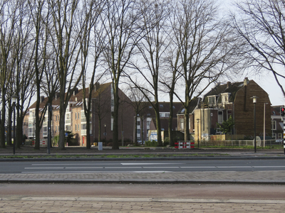 907394 Gezicht op het 'Daalsepark' nabij de Daalsetunnel te Utrecht, vanaf de Daalsesingel, met rechts de Oude Daalstraat.